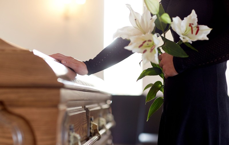 Cum ne ajută tehnologia să ne plângem morții de la distanță. Firmele de pompe funebre au intrat în era digitală