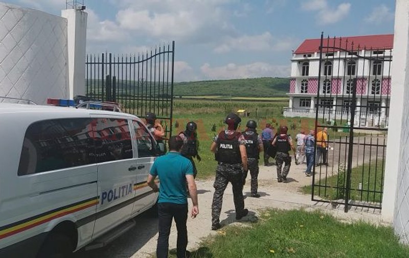 Percheziție în locuința bărbatului care a tras cu pistolul în Craiova. Individul e căutat de polițiști