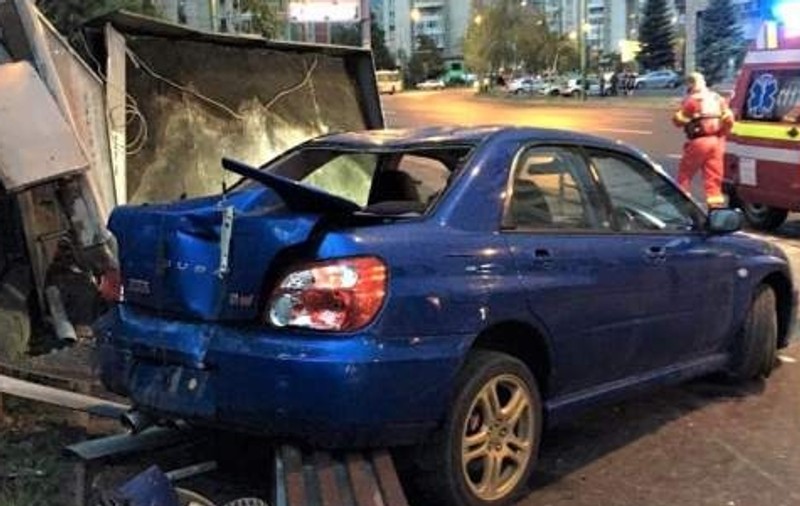 Un șofer a făcut prăpăd într-o stație din Brașov. O femeie s-a ales cu un picior amputat