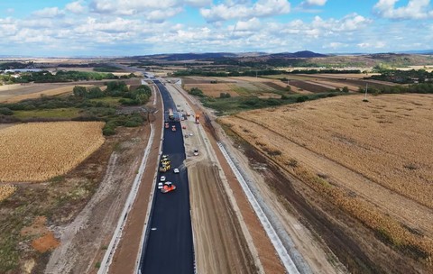 Lucrări pe lotul Biharia–Chiribiș din Autostrada Transilvania. O parte este asfaltată, urmând să fie realizată și cealaltă bucată