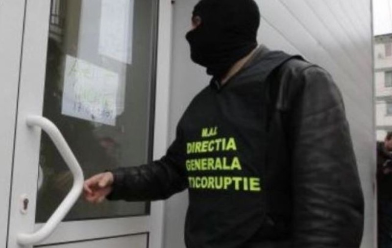 Profesori trimiși în judecată pentru luare de mită și trafic de influență