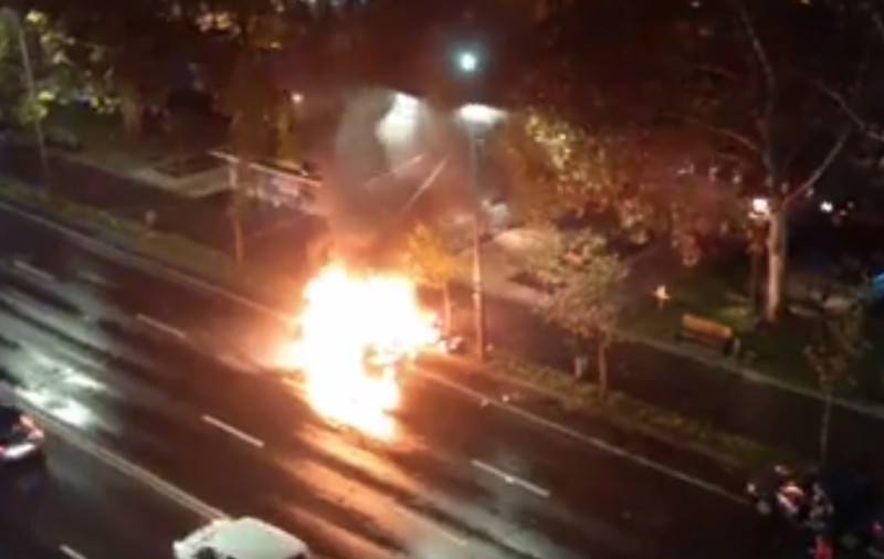 VIDEO | O mașină a luat foc în centrul Capitalei, pe Bulevardul Magheru