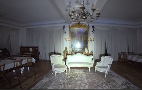 Imagine din sala de oaspeți a hotelului Kurhaus Sand. În imagine se vede o canapea stil