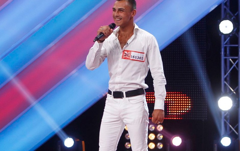 X FACTOR. Ziua profesor, noaptea stripper. Cheloo i-a dedicat un catren!