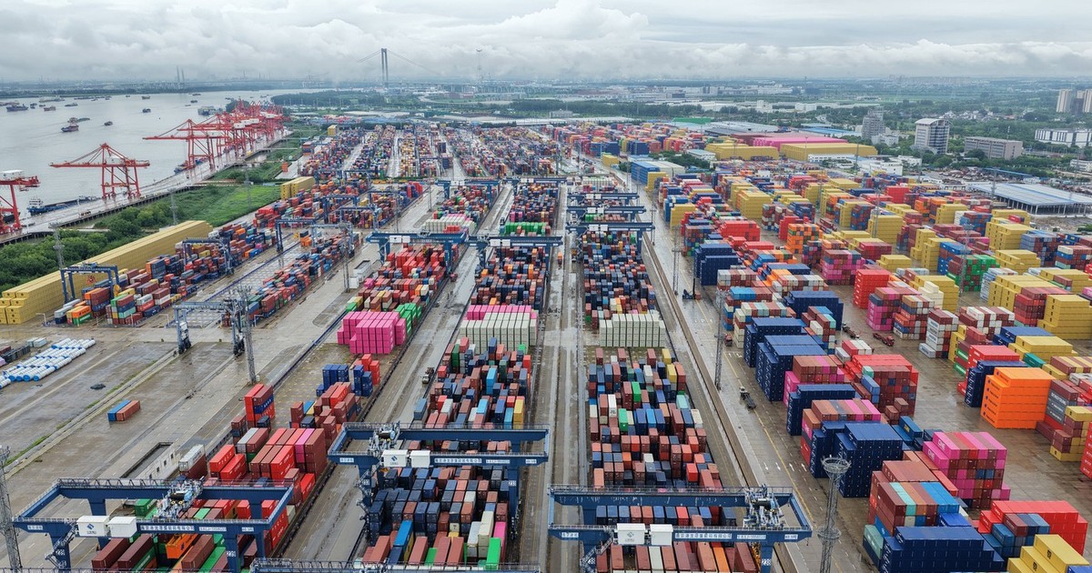 Containere cu mărfuri pentru export în portul din Nanjing Foto: Profimedia