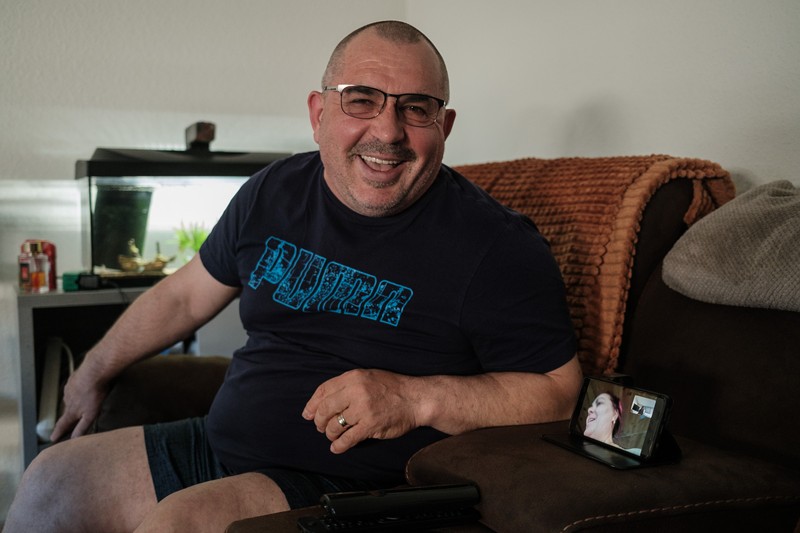 După ce se întoarce acasă de la serviciu, Costel Boghiu vorbește pe WhatsApp cu soția lui, Anișoara. Skagen, Danemarca