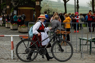 Pelerinii nu au avut voie să vină cu autocarele speciale, ci doar pe jos, cu căruța sau cu mașinile personale. Îmbrăcați în costume tradiționale specifice Ținutului Secuiesc, unii pelerini au optat pentru biclete pentru a se deplasa până la basilică.