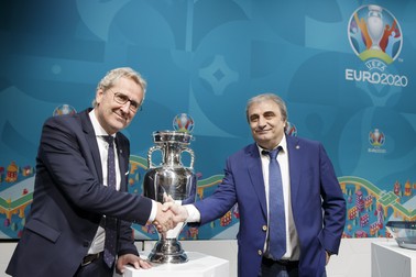 Erik Hamren, antrenorul Islandei și Mihai Stoichita, la tragerea la sorți a play-off-ului din LIga Națiunilor / FOTO: EPA