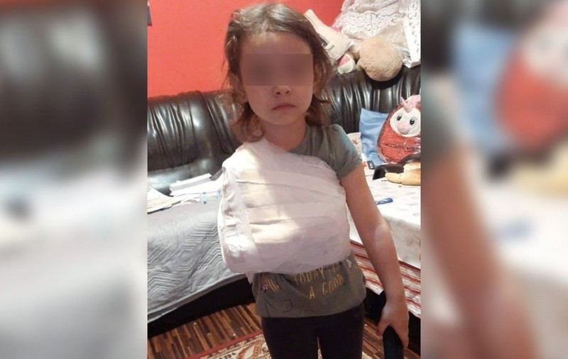 Un medic de la spitalul din Corabia e acuzat că a bandajat mâna unei fetițe cu tot cu tricou. Managerul spune că procedura a fost corectă, DSP a dat amendă