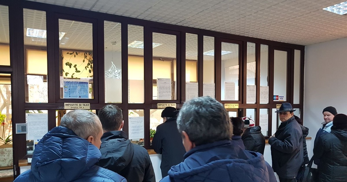 Aglomerație la ghișeele Primăriei Vaslui pentru plata impozitelor locale