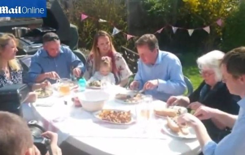 S-a făcut de tot râsul! Cum a mâncat David Cameron un banal hot-dog! | VIDEO