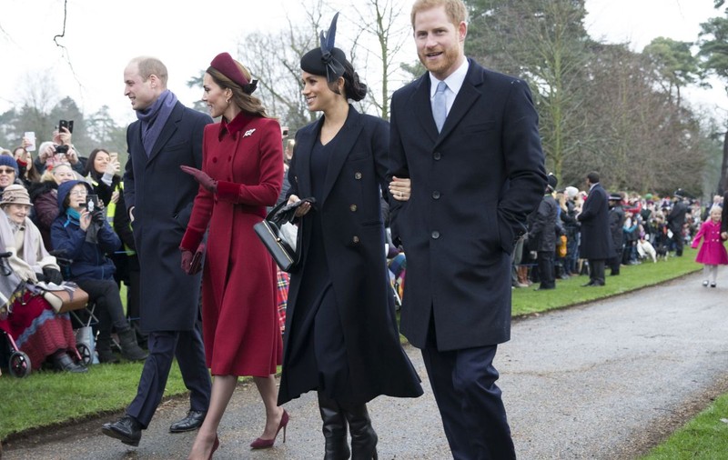 Cum s-au îmbrăcat Kate Middleton și Meghan Markle în ziua de Crăciun. Fanii spun că ducesa de Cambridge a câștigat bătălia ținutelor