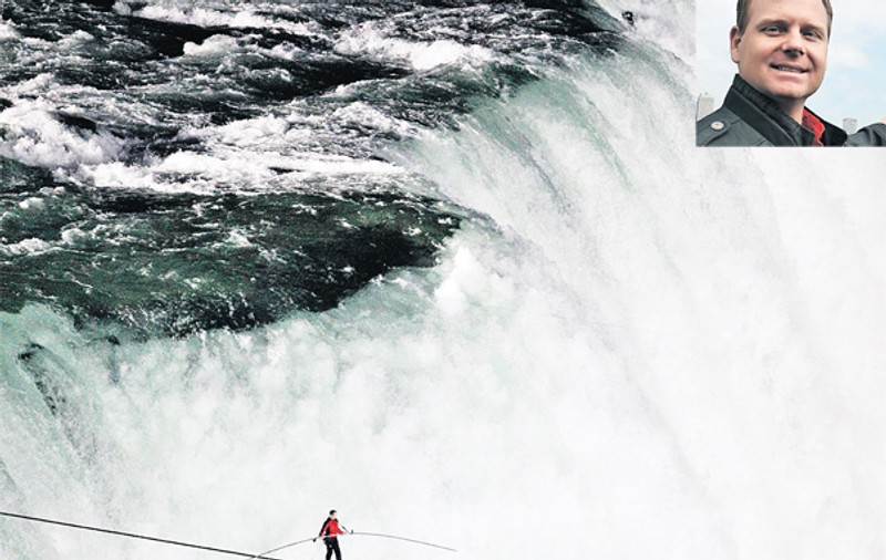 Nik Wallenda, primul om care a traversat cascada Niagara păşind pe o sârmă: «Am dat interviuri când mergeam pe cablu»