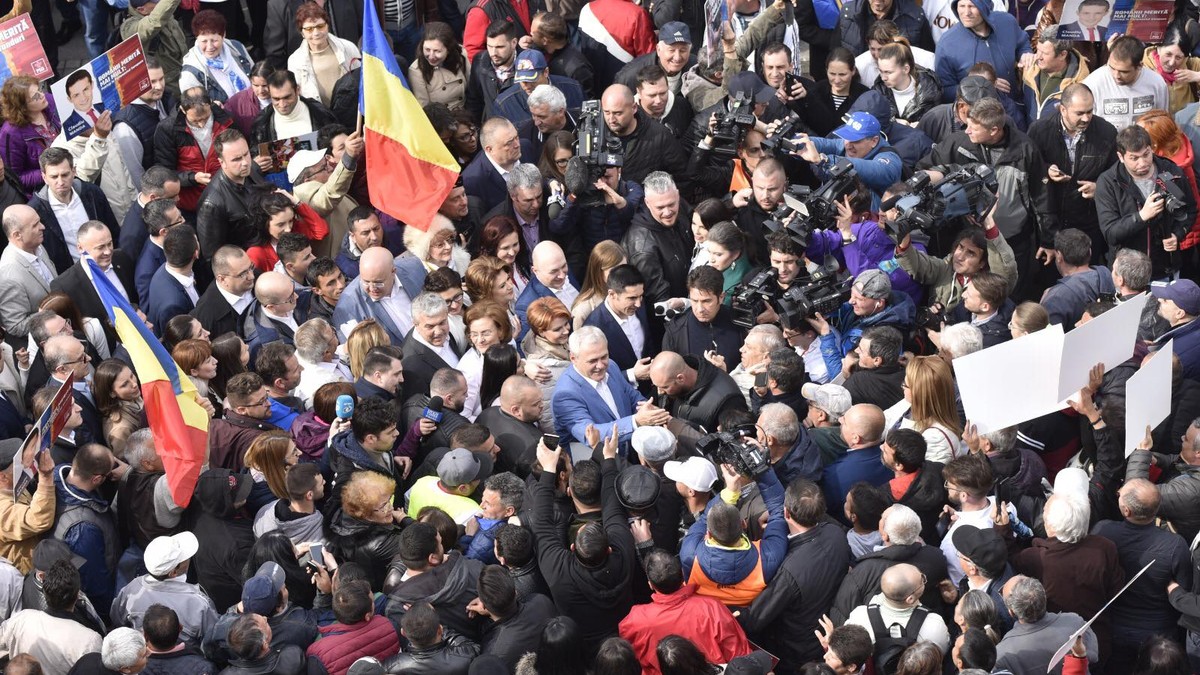 Liviu Dragnea, baie de mulțime Foto: Facebook Codrin Ștefănescu