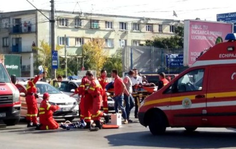 Accident pe bulevardul Iuliu Maniu. Două persoane au fost rănite