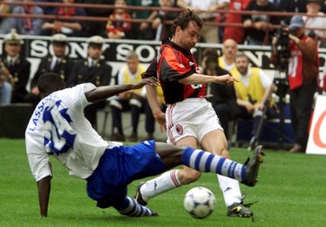 I31 - 19990502 - MILAN, ITALY : AC Milan's forward Maurizio Ganz (R) is challenged by Ivory Coast's Salidu Lassissi of Sampdoria Genoa team during their Italian First League soccer match, Sunday 02 May 1999 in Milan. EPA PHOTO ANSA/DANIEL DAL ZENNARO/pal-cl