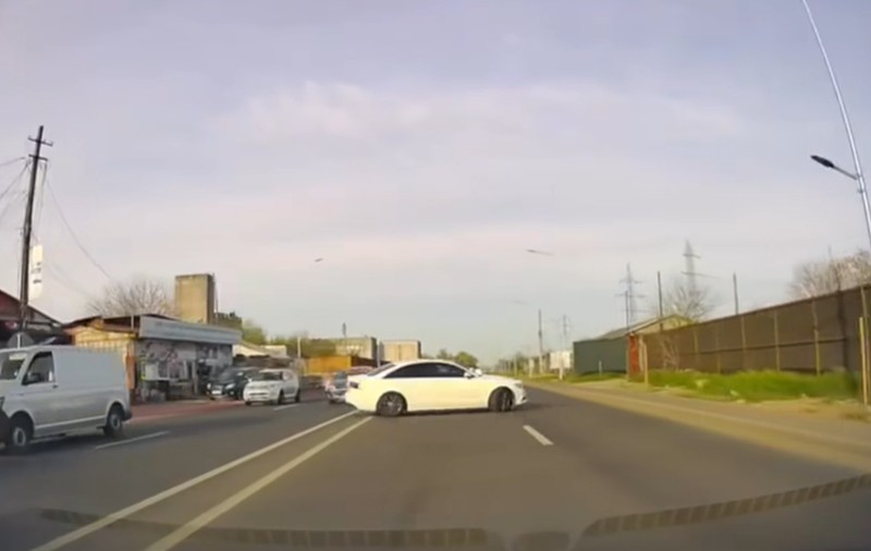 O șoferiță s-a crezut în filmele de curse și a făcut o manevră extrem de periculoasă pe o șosea aglomerată din Galați. Ce s-a întâmplat după | VIDEO