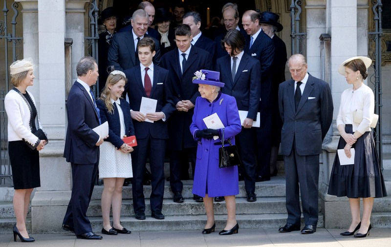 Un nou membru al familiei regale britanice a ajuns în atenția tinerelor. În copilărie, el ținea trena reginei, acum...