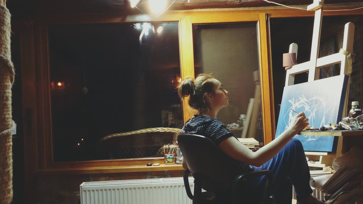 Artista din România care a vândut un tablou în bitcoin petrece multe ore în atelierul ei
