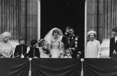 Regina Elisabeta, alături de prințul Charles și prințesa Diana, la balconul de la Palatul Buckingham, pe 29 iulie 1981. Foto: Profimedia