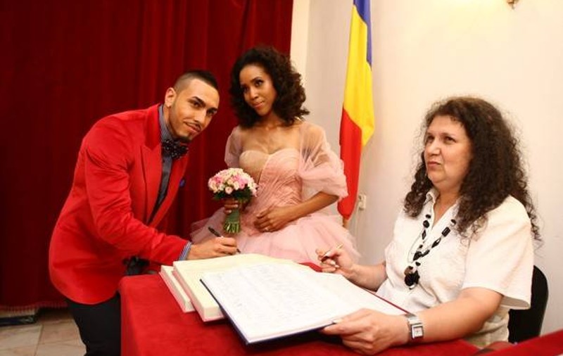 MOTIVUL UNUI POSIBIL DIVORȚ! Soția lui ALEX VELEA îl făcea pe CÂNTĂREȚ de RUȘINE LA SALĂ?