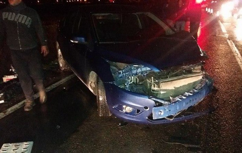 Accident violent, provocat de un polițist în Brăila care circula cu farurile stinse. Un copil și mama lui însărcinată cu gemeni, în mașina distrusă
