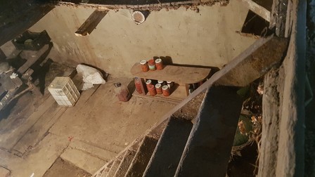 Marinel a luat vişinată din beciul lui nea Costică