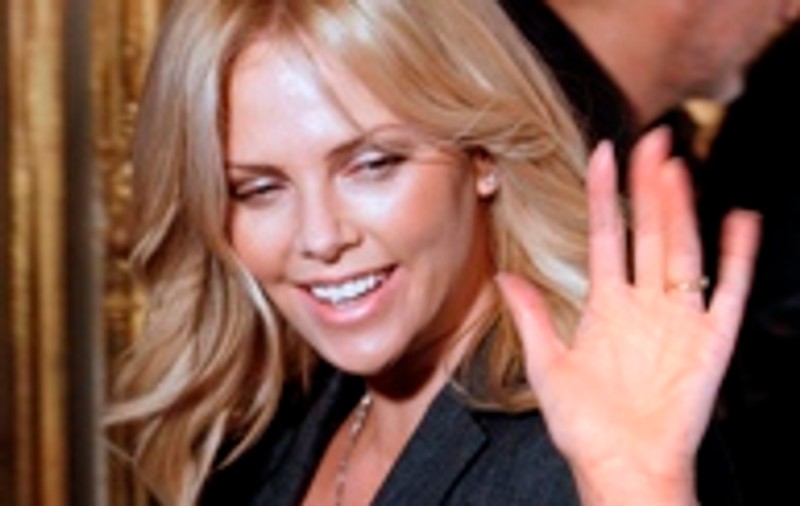 Charlize Theron infectată cu un virus necunoscut