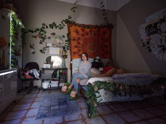 Cristina în camera ei. Neviano, Italia, mai 2022