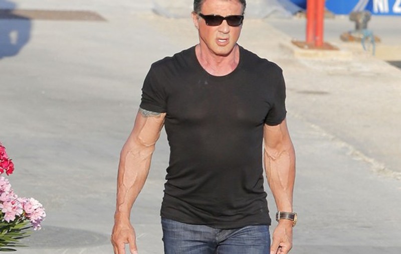 În timp ce fosta lui soţie a ajuns alcoolică şi boschetară, Sylvester Stallone arată o formă fizică de invidiat la 66 de ani!