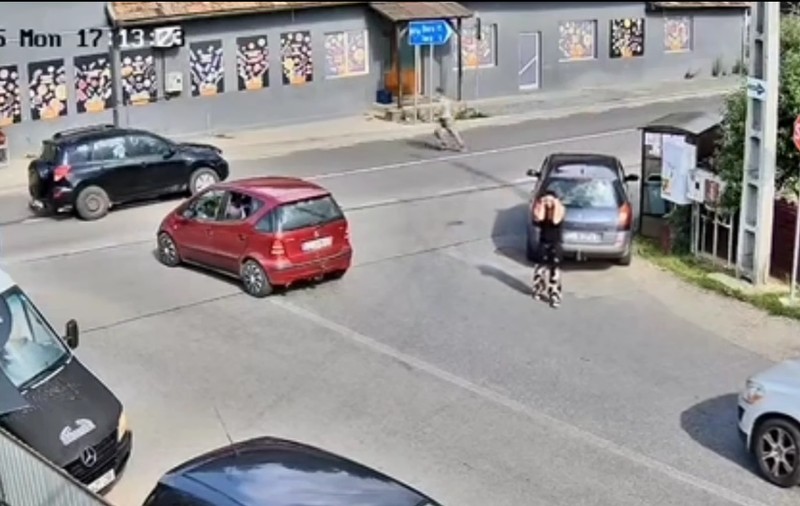 Pieton lovit de mașină și aruncat 15 metri pe șosea, s-a ridicat și a intrat ca și cum nimic nu s-ar fi întâmplat într-un magazin din Cluj