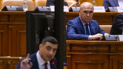 Ilie Bolojan se uită la George Simion în timpul moțiunilor de cenzură ale Opoziției, toate respinse pe 7 septembrie