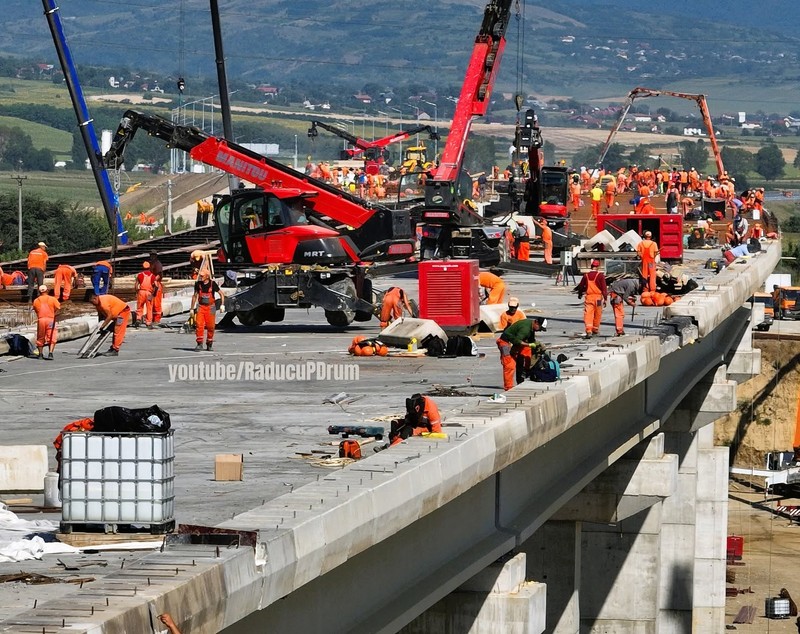 Viaductul de la Cleja din Bacău este ca un furnicar: peste 400 de muncitori pe șantierul de 1,2 kilometri din A7