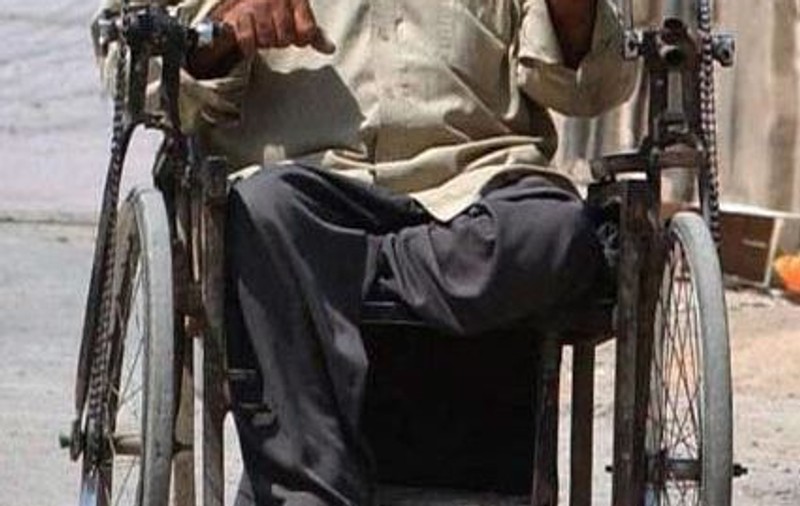 A omorât în bătaie un bătrân cu handicap