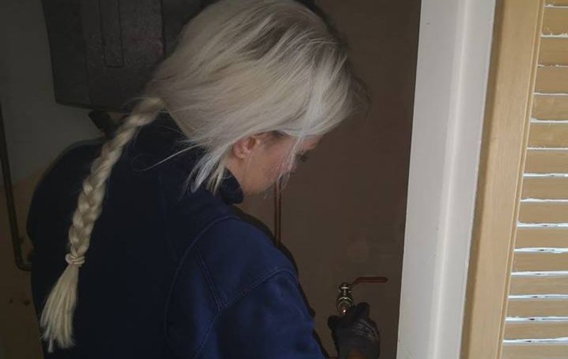 FOTO | Cel mai sexy instalator din Marea Britanie. Întrebarea pe care o aude des de la clienți