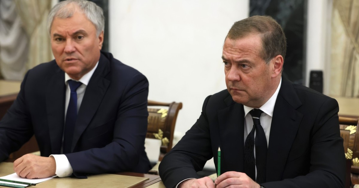 Dmitri Medvedev (dreapta), alături de șeful Dumei de Stat, Veaceslav Volodin Foto: Profimedia