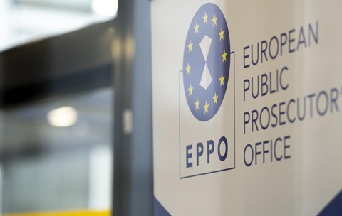 Imaginea prezintă un panou cu sigla și numele Parchetului European (EPPO – European Public Prosecutor's Office), amplasat la intrarea într-un sediu oficial.  