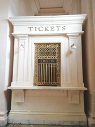 Decor la Palatul Culturii din Ploiești: o casă de bilete de la Gara Centrală din New York | Foto: Ziarul Prahova
