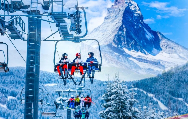 Se deschide sezonul de schi 2026-2027. Oferta de cazare din Alpi, Dolomiți și alte regiuni montane de top se extinde considerabil prin lansarea unor noi hoteluri. Sursă foto: Shutterstock