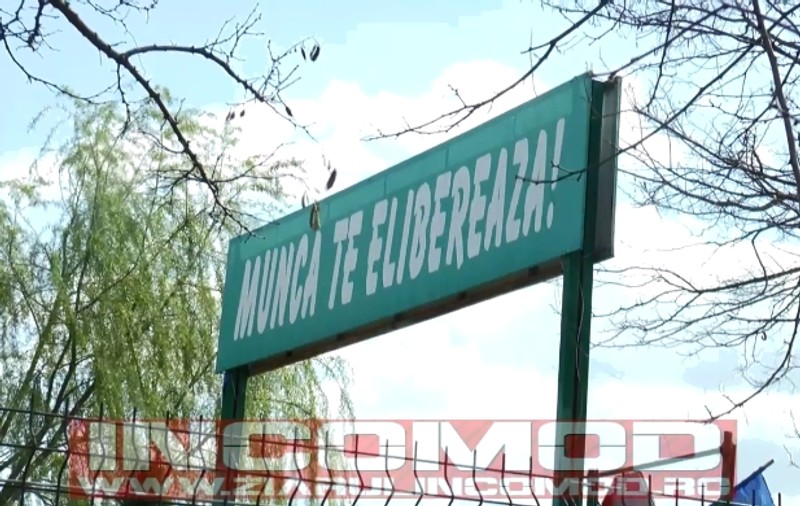 Mesajul de la intrarea în lagărul nazist Auschwitz, reprodus la intrarea unei societăți de stat din Prahova!