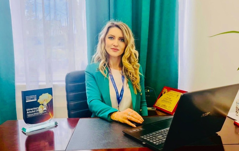 REPORTAJ. Directoarea care a așteptat ore întregi să fie primită la primar, ca să schimbe gardul școlii, vechi de 50 de ani: „Sună ciudat «o școală ca afară», dar asta mi-aș dori”
