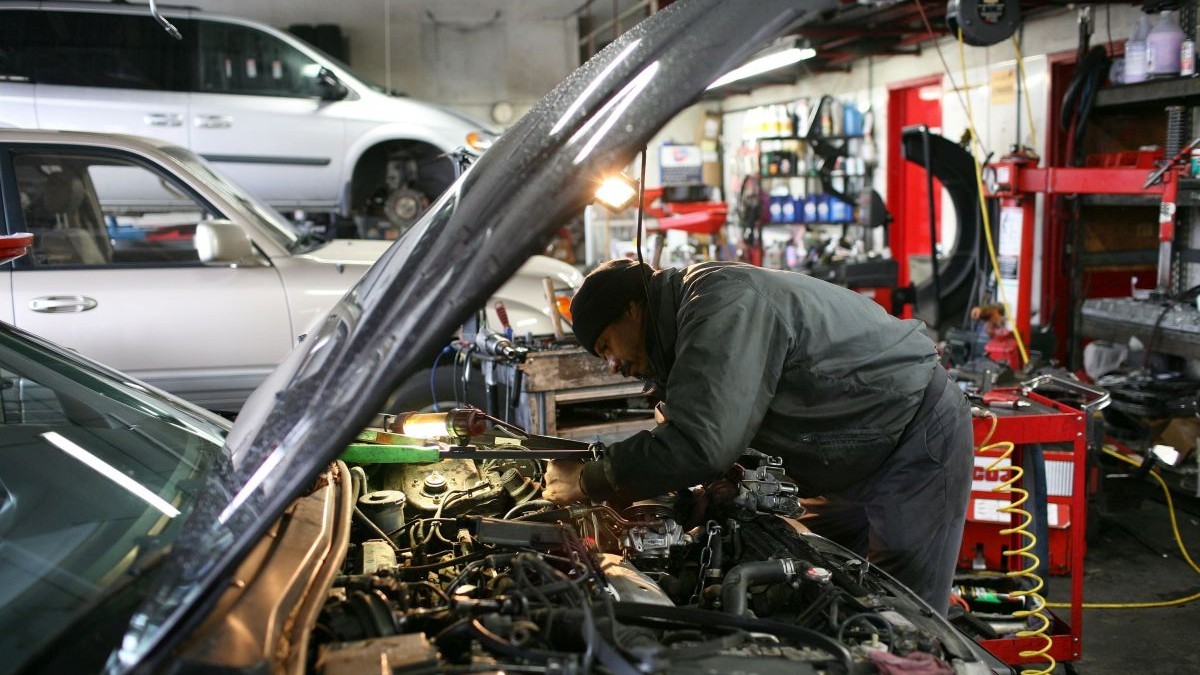 Un mecanic auto din Germania s-a declarat bolnav de bronșită, dar a fost prins de șef în timp ce punea muzică ca DJ într-un club. Imagine cu caracter ilustrativ. Foto: Getty Images