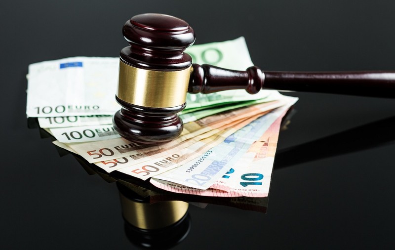 Raiffeisen Bank e obligată să restituie peste 19 milioane de euro diferențe de dobânzi încasate de la mai mult de 9.000 de clienți