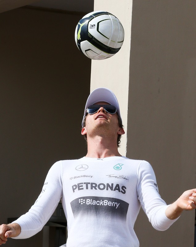 GALERIE FOTO / Nico Rosberg a lăsat Formula 1 şi s-a apucat de fotbal! 