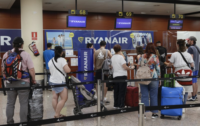 Ryanair anulează peste 400 de zboruri după o grevă a controlorilor de trafic aerian din Franța