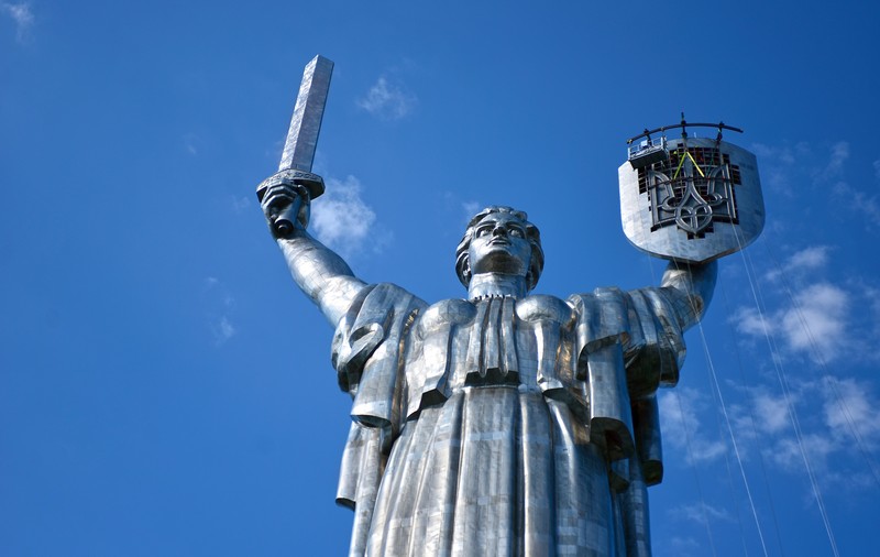 Reacția Moscovei după ce Ucraina a scos secera și ciocanul de pe Monumentul Patriei: „Aceasta e întreaga esență a cyborgilor de la Kiev"
