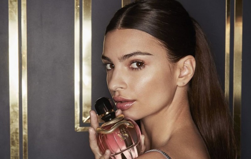 FOTO HOT | Emily Ratajkowski, în cel mai minuscul costum de baie. Abia i-a acoperit zona intimă!
