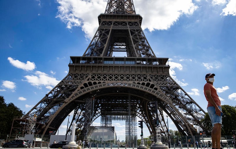 VIDEO | Turnul Eiffel s-a redeschis după alerta cu bombă. Polițiștii nu au găsit material explozibil