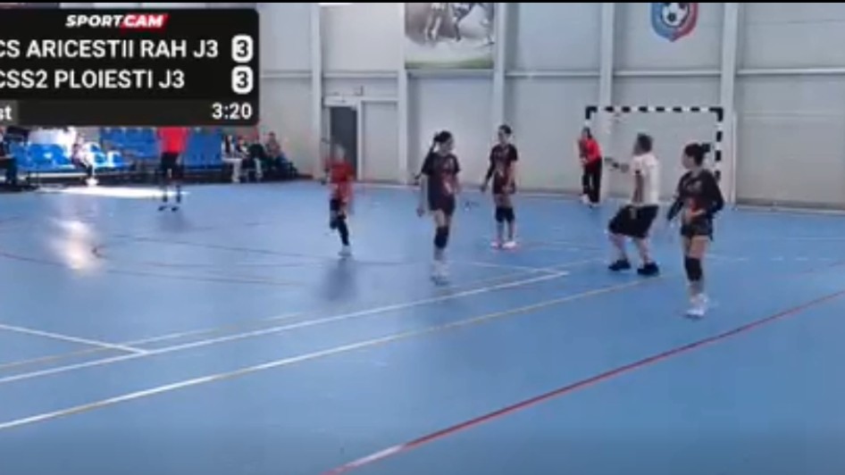 Silviu Stănescu, tricoul deschis, arătând cu mâna spre arbitri