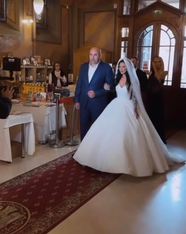 Roxana Vancea și Dragoș Paiu s-au căsătorit religios. Primele imagini cu vedeta în biserică, îmbrăcată în rochie de mireasă